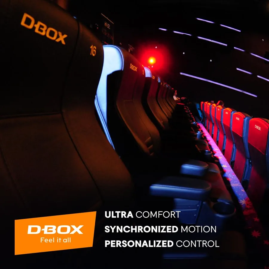 青と赤に照らされた、D-BOXのモーションシートを備えた映画館の客席