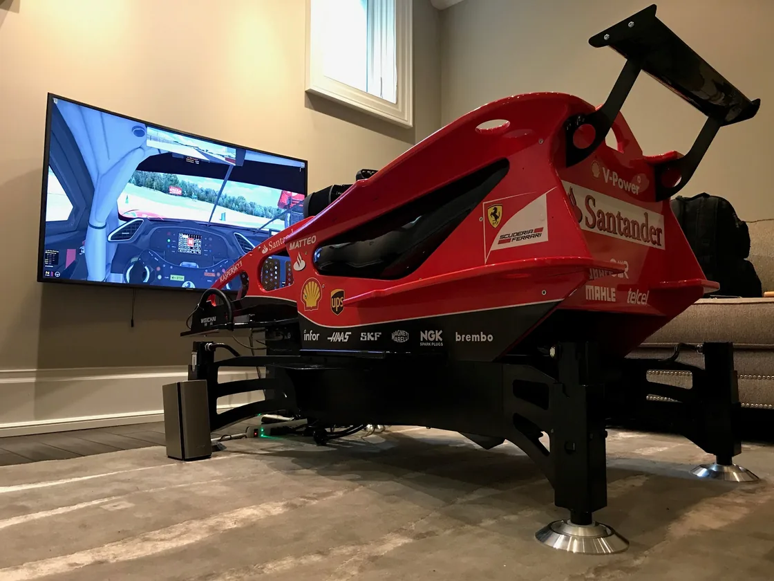 Un simulador réplica de un Fórmula 1 de Ferrari a tamaño real en una residencia privada