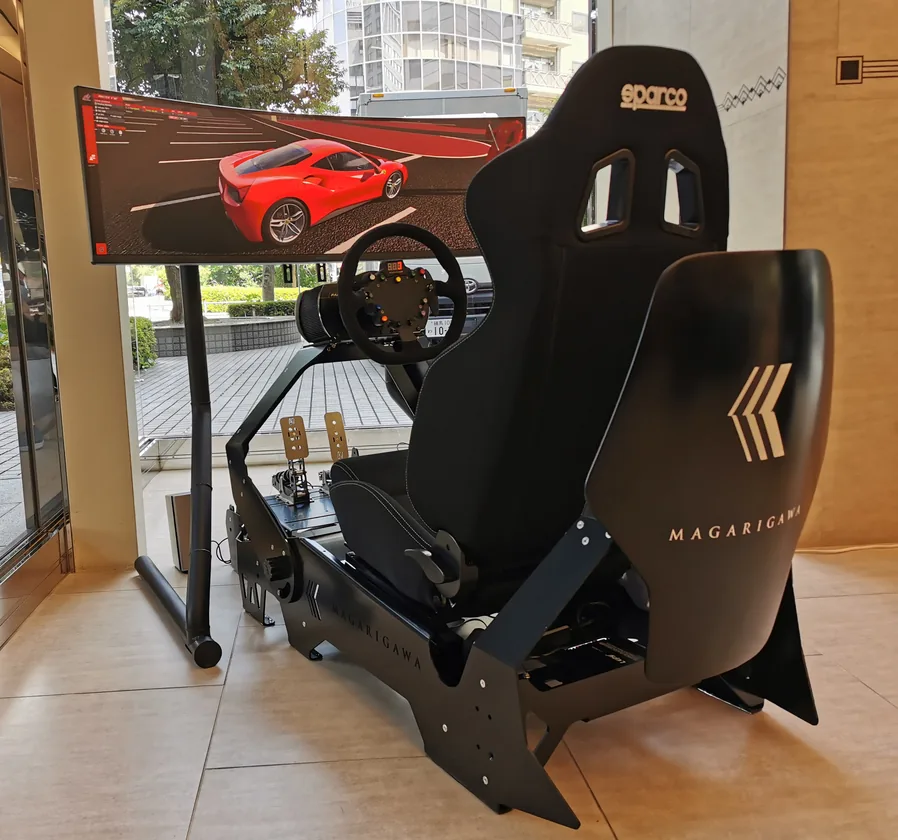 Un simulador Sparco con la decoración de Magarigawa instalado junto a una terraza
